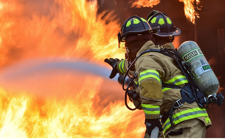 Foto: Brandmän som släcker eld